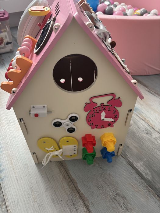 Duży domek manipulacyjny