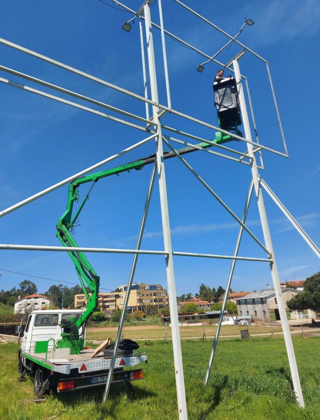 Aluguer de Barquinha - Viatura com plataforma elevatória 12 metros de