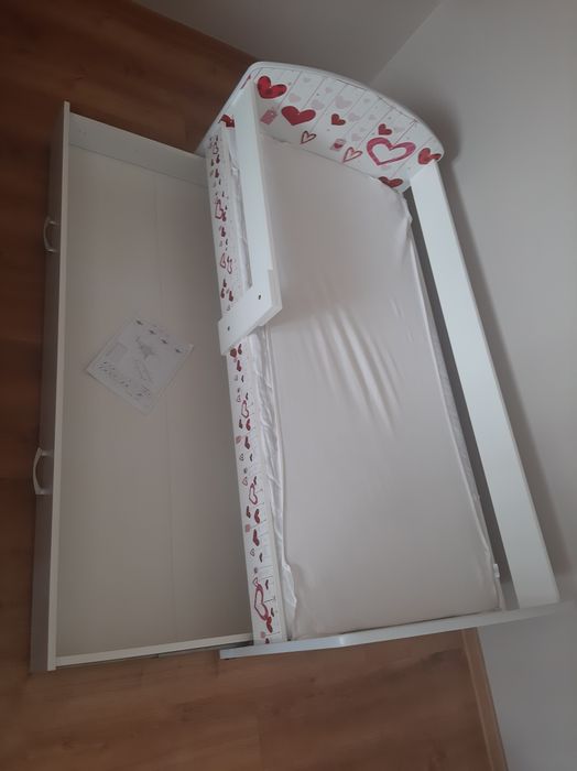 Piękne łóżko 160×80 Lucy z grafiką dla dziewczynki.