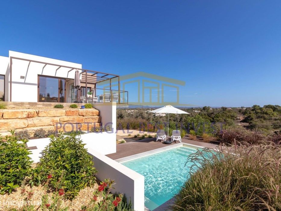 Moradia com piscina em Ferragudo inserida num Golf Resort