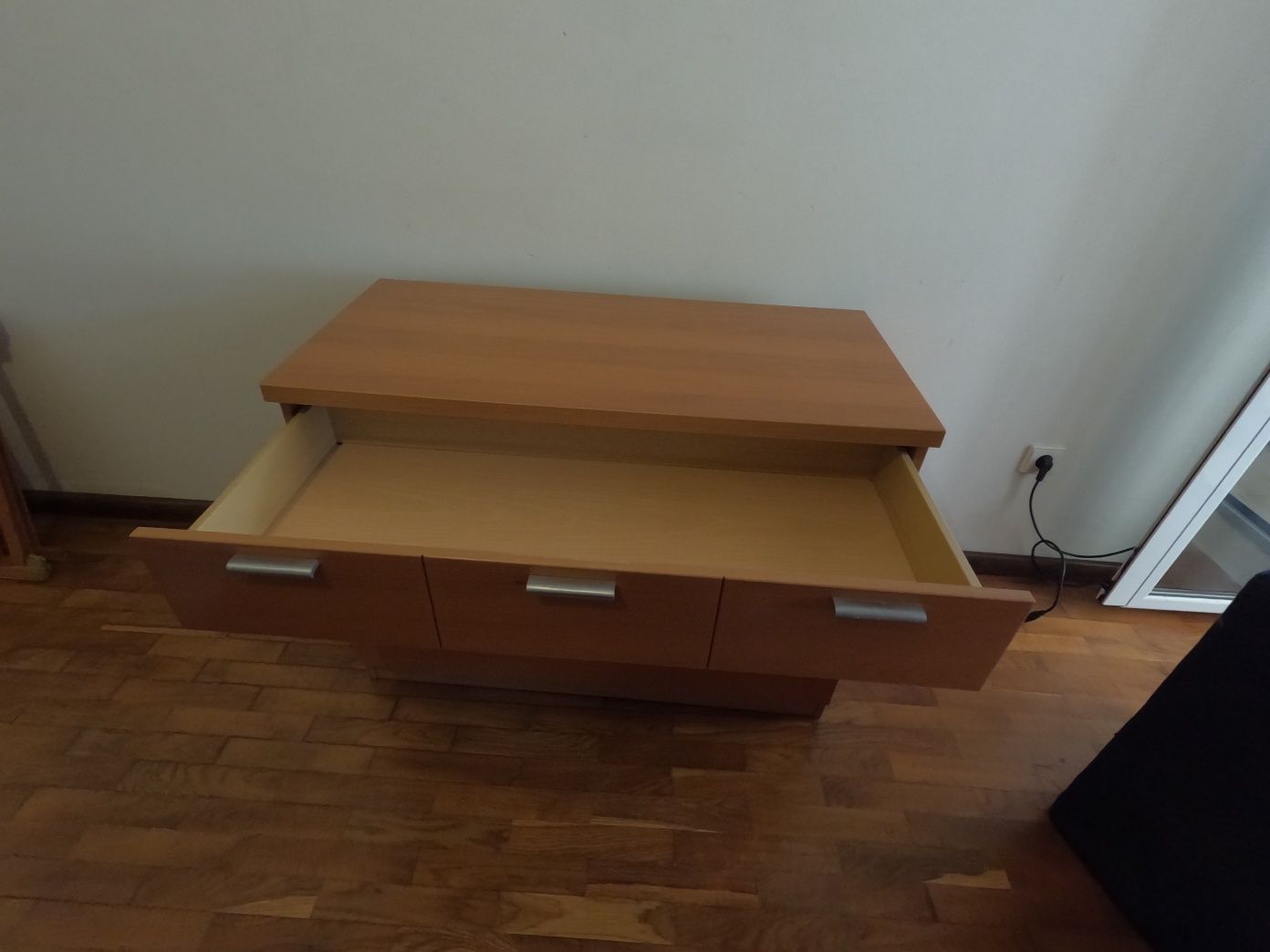 Conjunto: Cama, mesinhas de cabeceira e movel