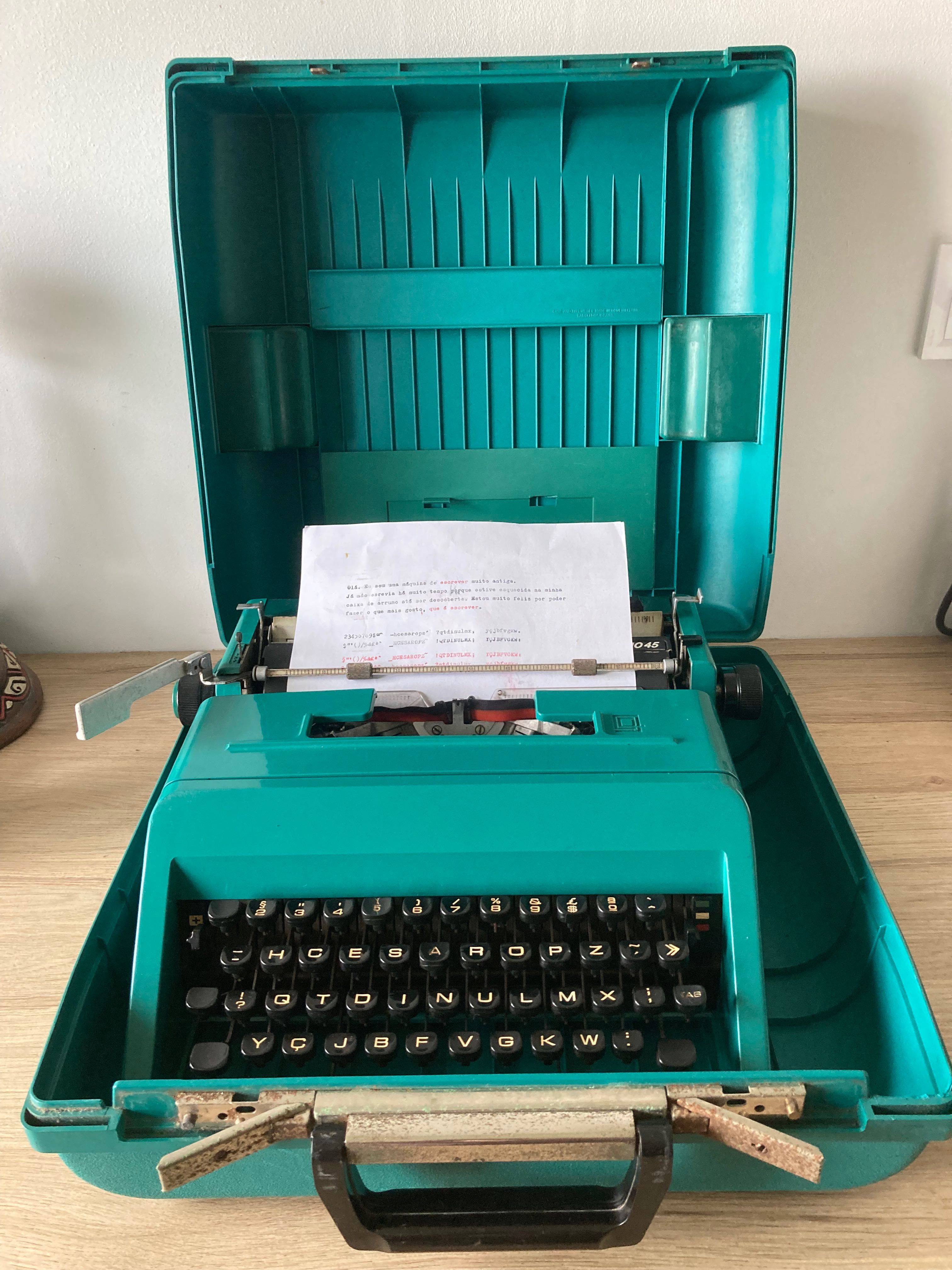 Máquina de escrever *** Olivetti