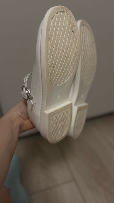 Білосніжні дівчачі туфельки