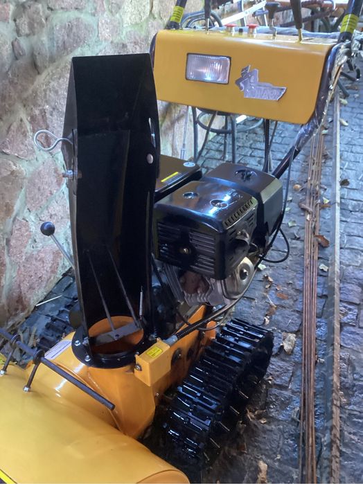 Снегоуборщик  , снігоприбирач Кентавр на гусінічному ходу