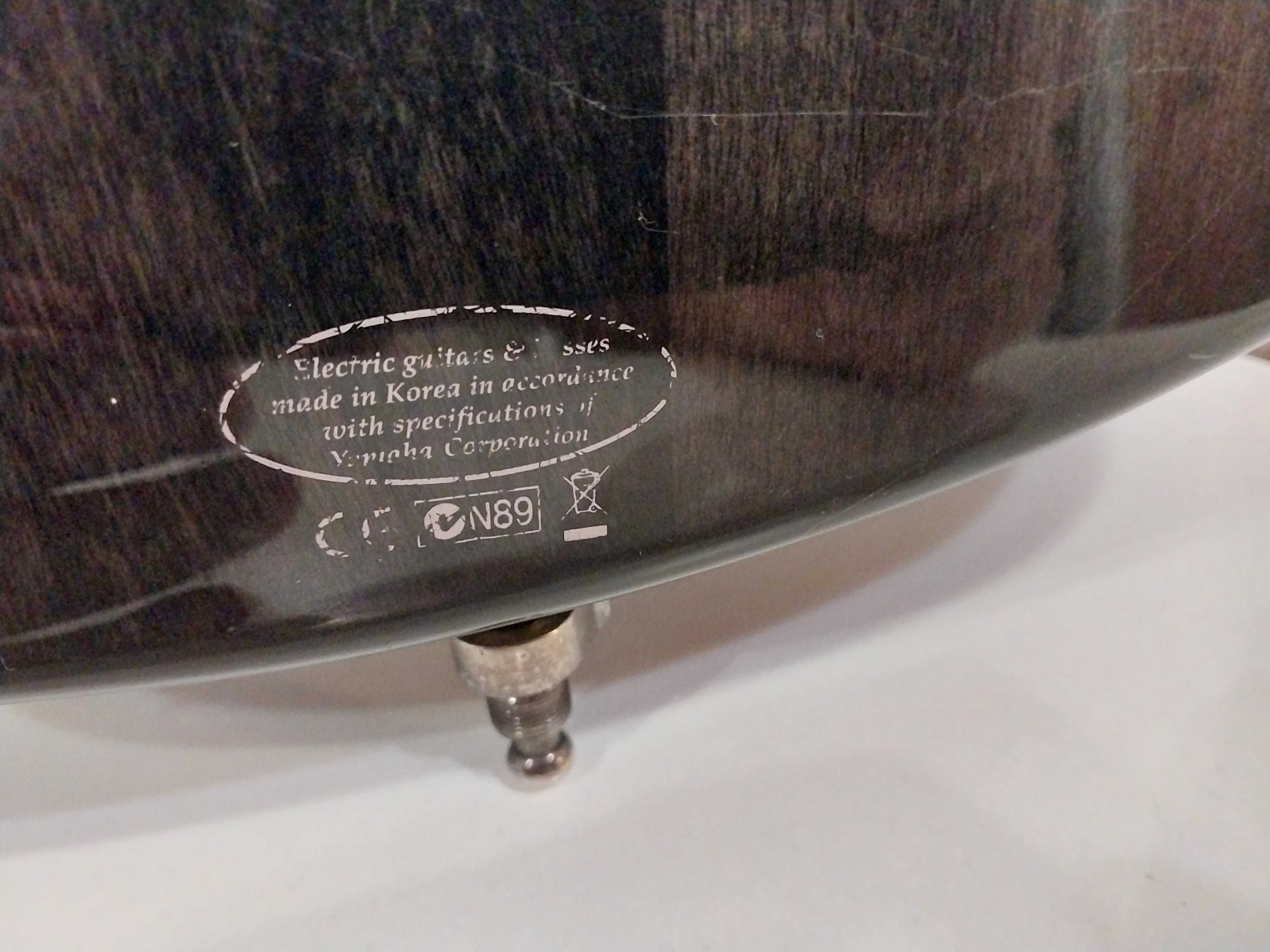 электро бас гитара  YAMAHA TRB1005