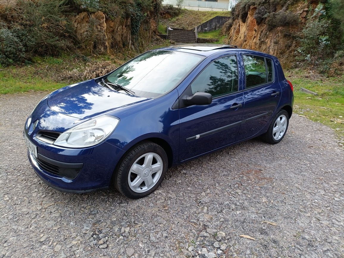 Renault Clio com tecto de abrir