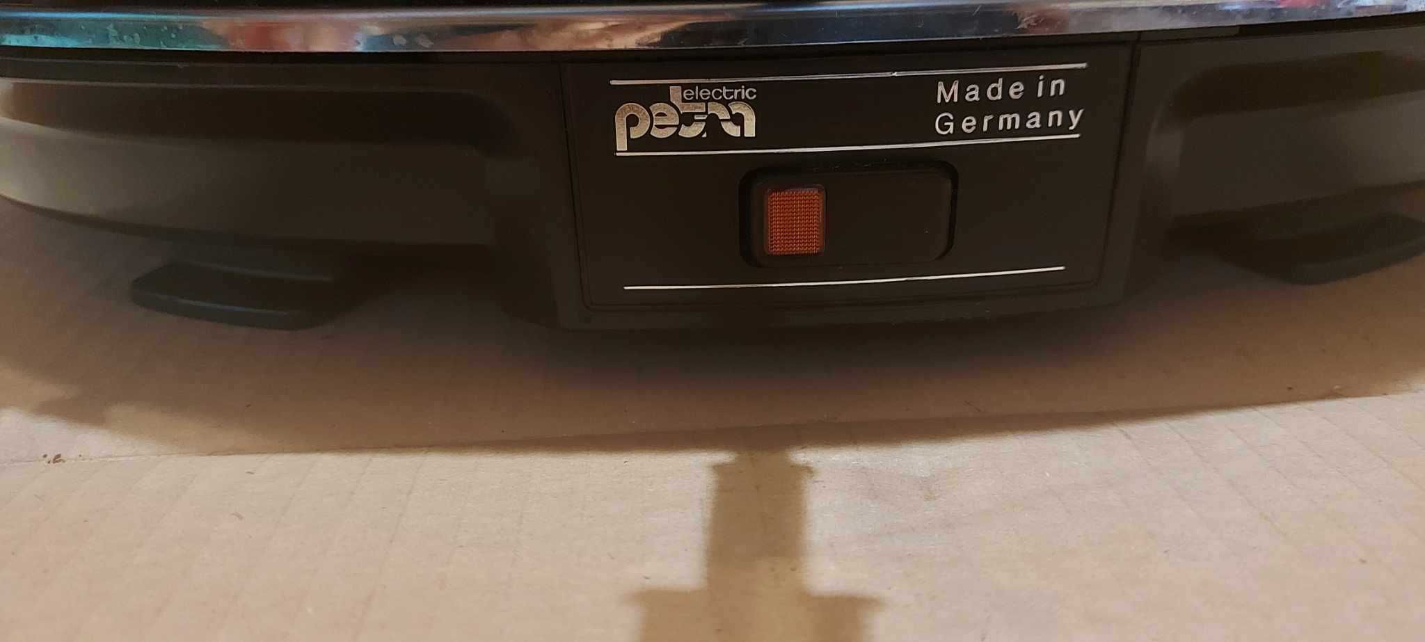 Grill elektryczny z patelenkami.