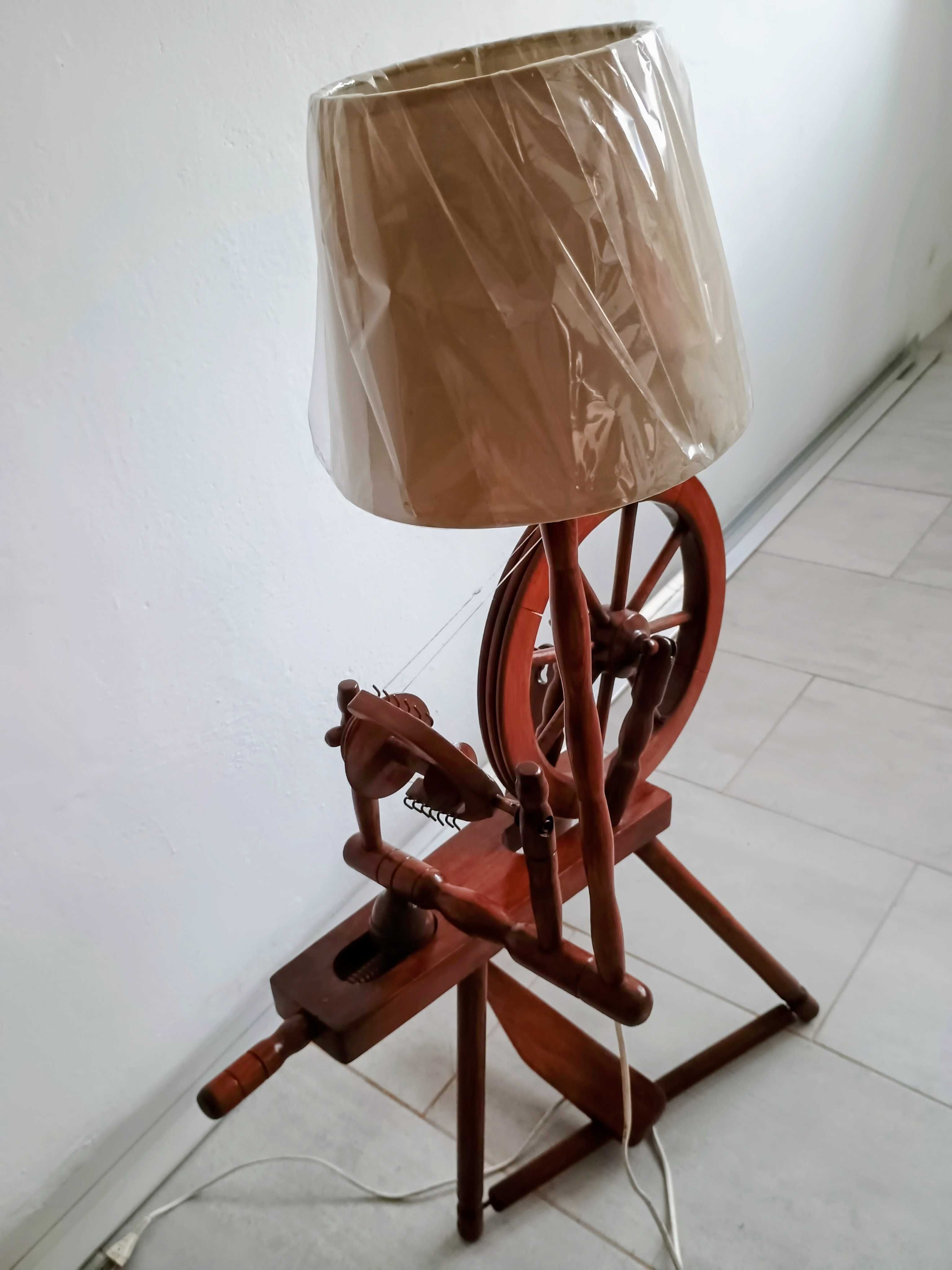 Lampa stojąca z kołowrotka