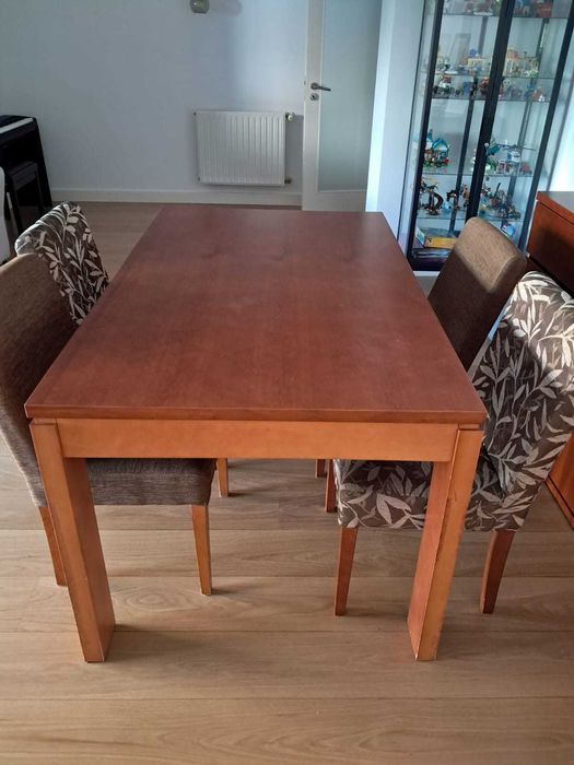 Sala de jantar : Mesa de jantar extensível + aparador + 4 cadeiras.