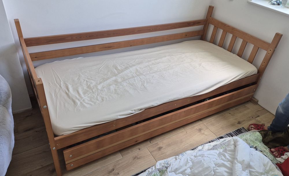 Łóżko piętrowe z materacami.