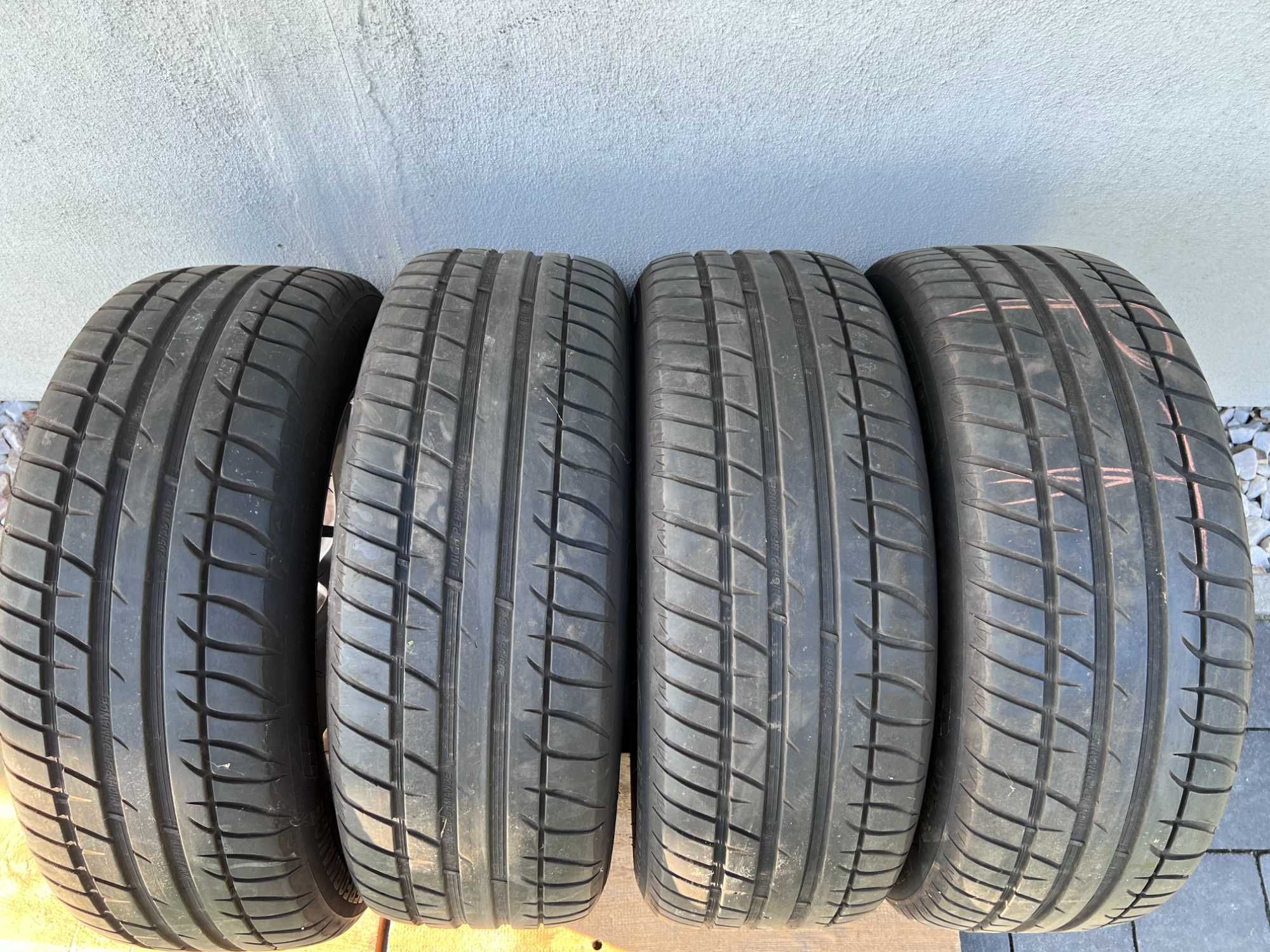 Oryginalne felgi aluminiowe VW R16 wraz z oponami letnimi 205/55R16