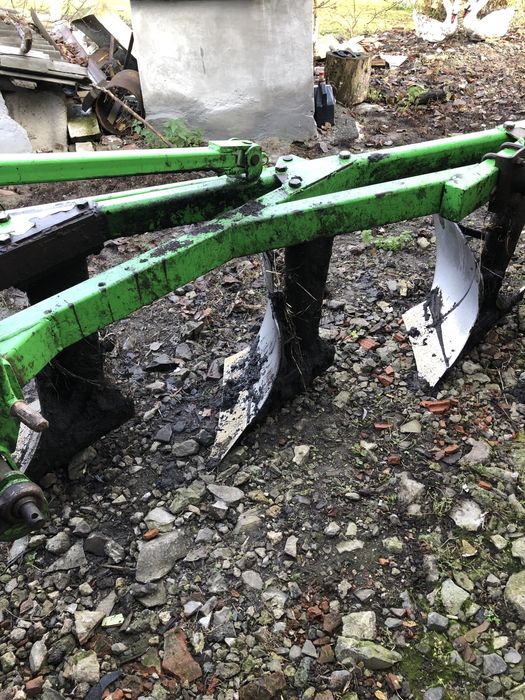 Плуг  трох корпусни на високих стойках бомет хорошому стані.