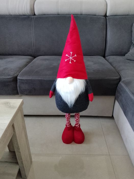 Skrzat na teleskopowych nogach, po rozłożeniu osiąga ok. 105 cm