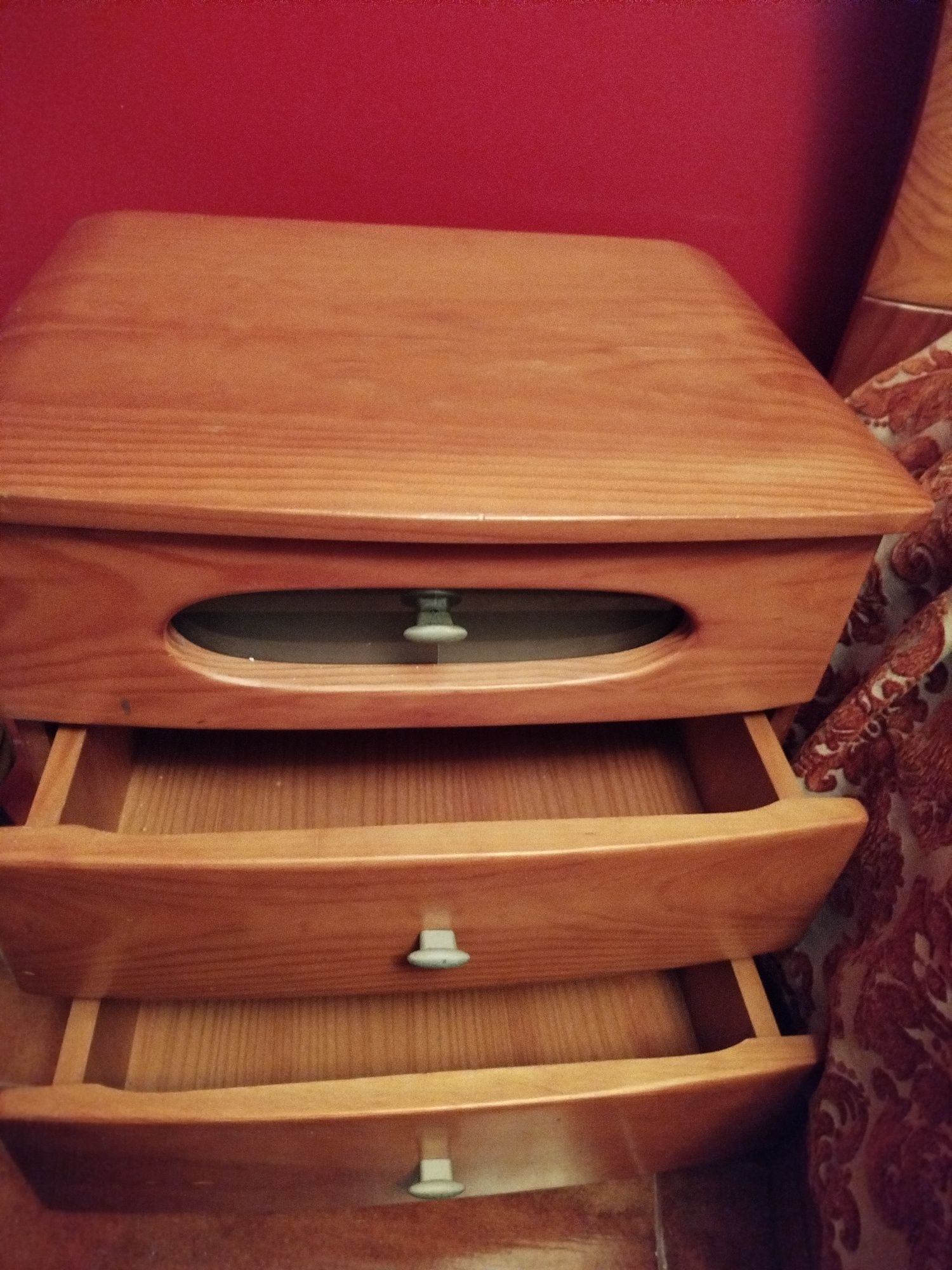 Mesa de cabeceira em cerejeira - Urgente