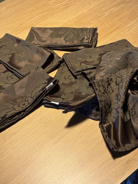 Corre-mesa e sete guardanapos iguais.