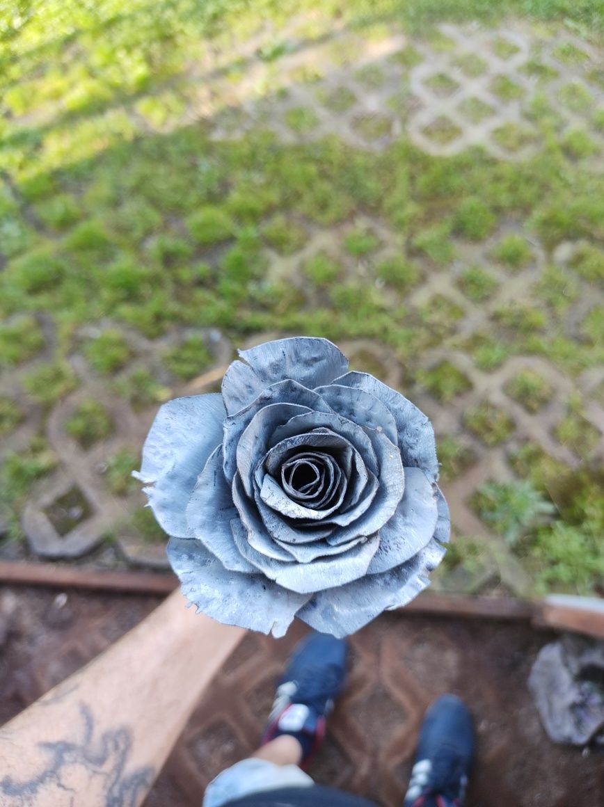 Wieczna Róża z metalu