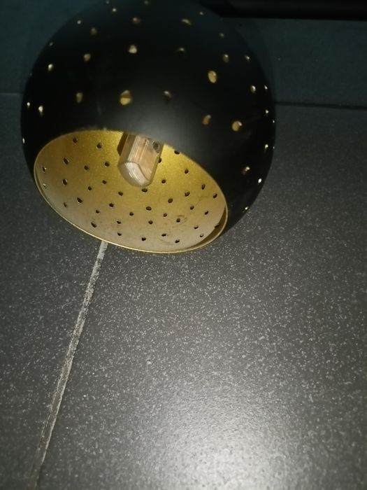 Czarna lampa sufitowa