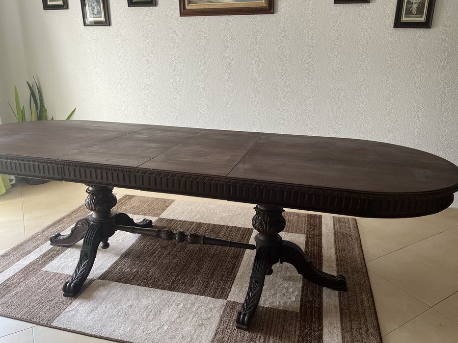 Mesa de madeira maciça em mogno trabalhada