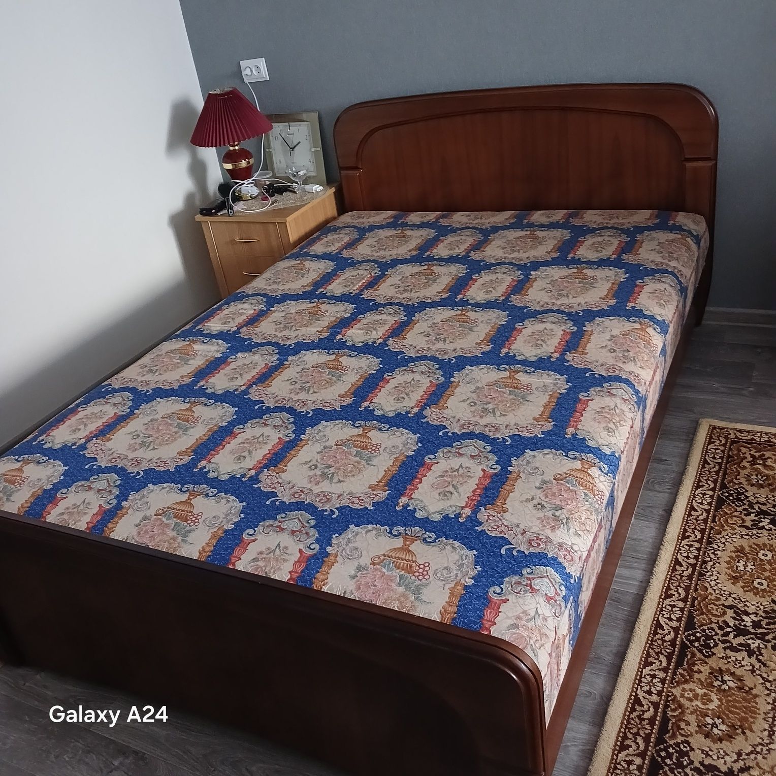 Продам кровать полуторная