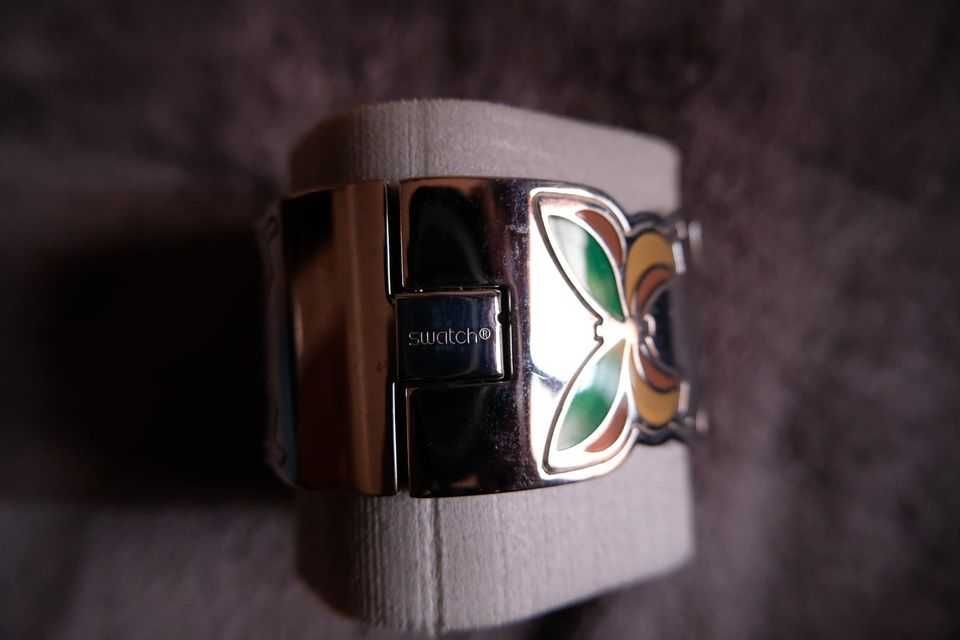 Relógio Swatch metálico de borboletas