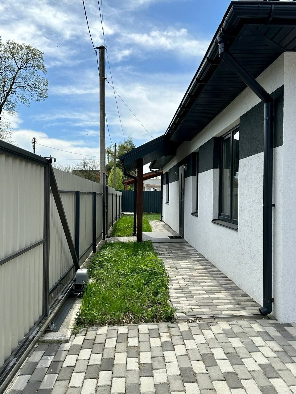Одноповерховий будинок в березовій рощі з ремонтом та меблями.