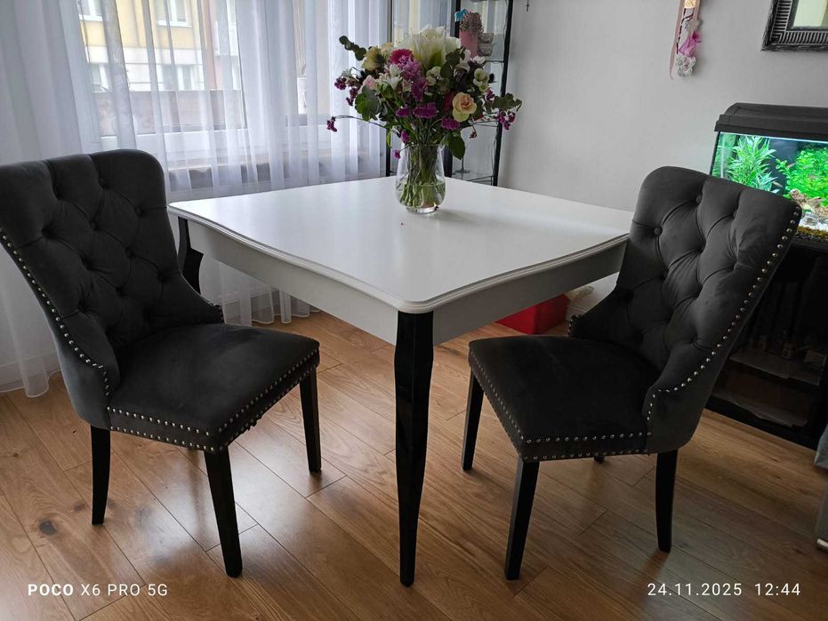 Stół 120/120 z krzesłami