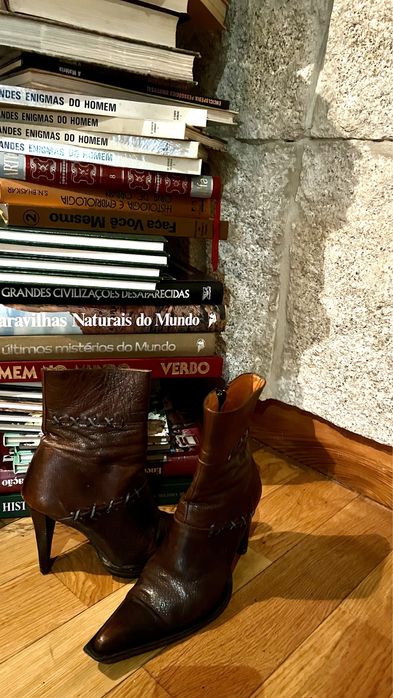 Botons castanhos em pele