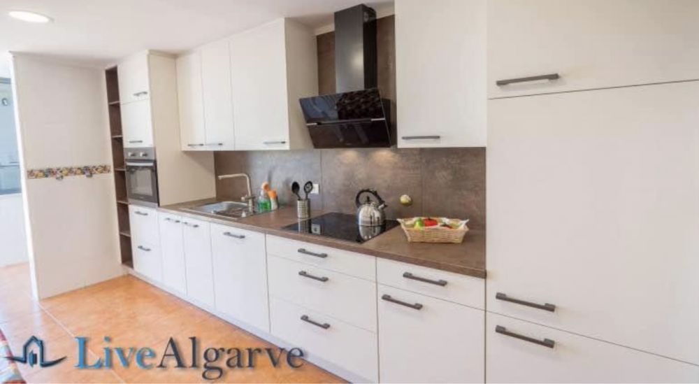 Cozinha grande com eletrodomésticos