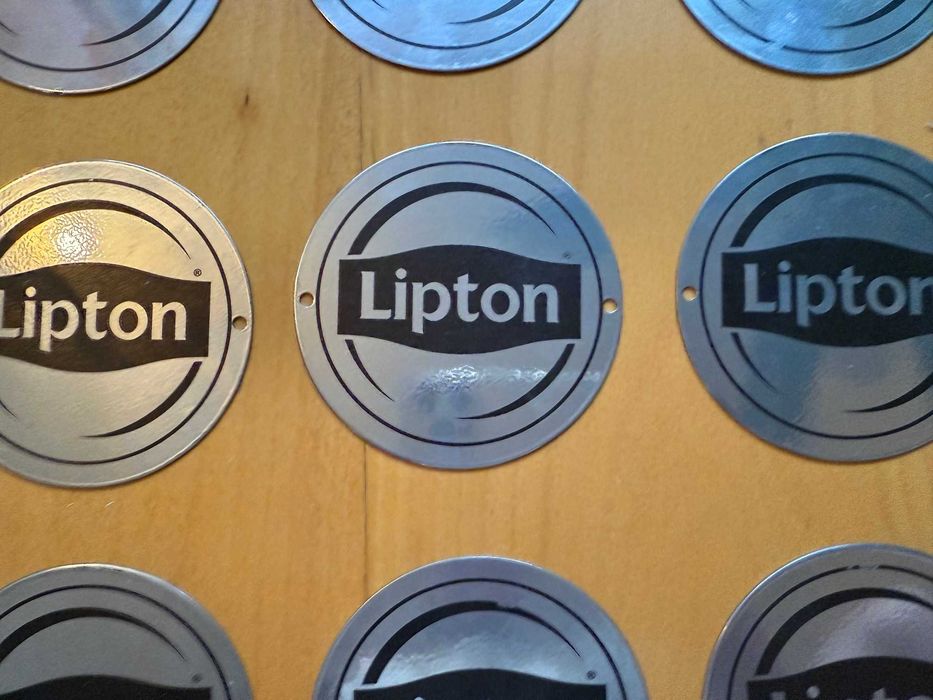 Stalowe blaszki, podkładki pod szklanki z logo Pepsi i Lipton, 9 szt.