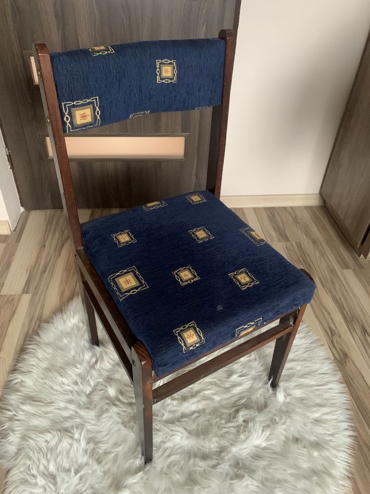 Dwa krzesła niebieskie we wzorki