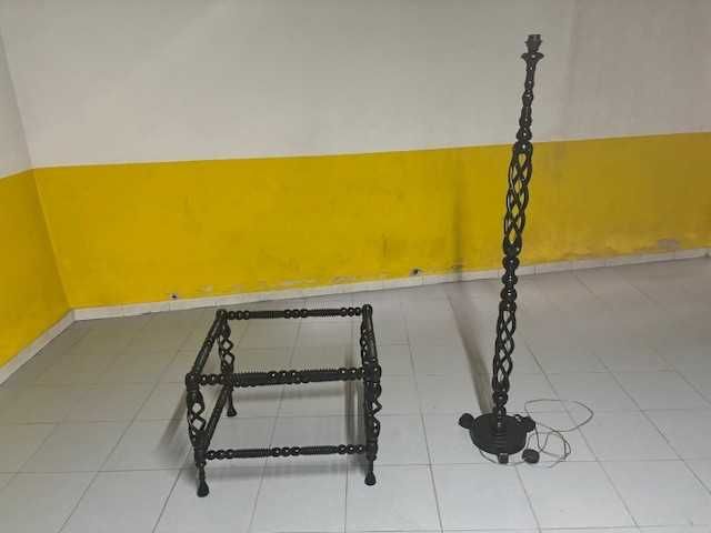 Mesa de centro e candeeiro de pé alto em pau preto