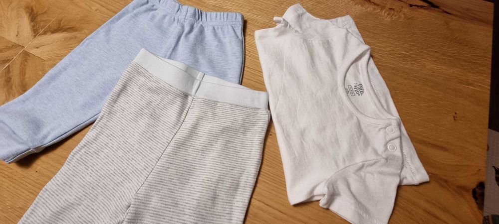 Wygodne dresiki dresy 74 spodnie x2 oraz koszulka biała basic x1