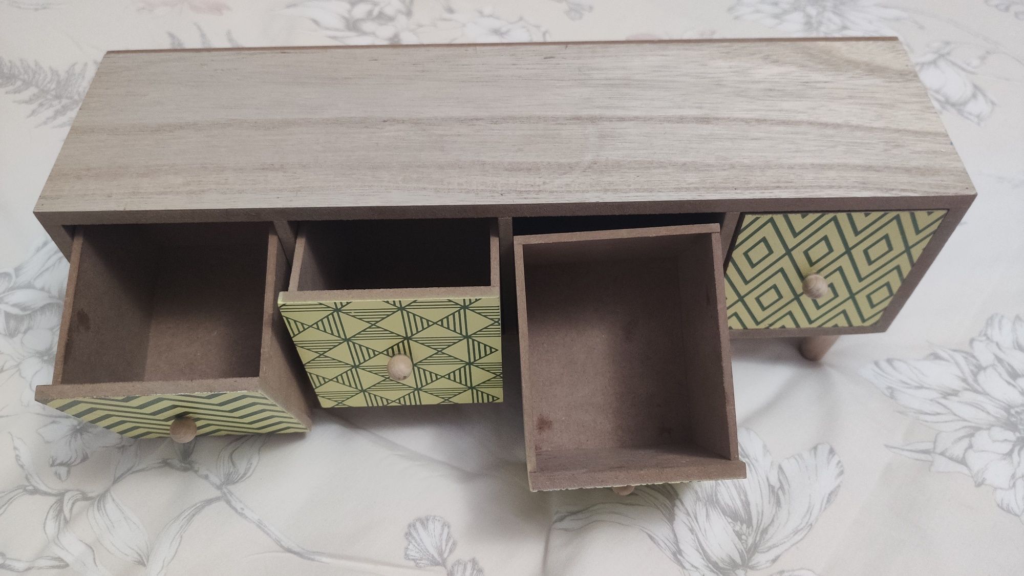 Mini cómoda decorada de madeira