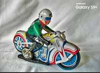 Stara zabawka blaszana nakręcana na kluczyk Motocyklista motor prl