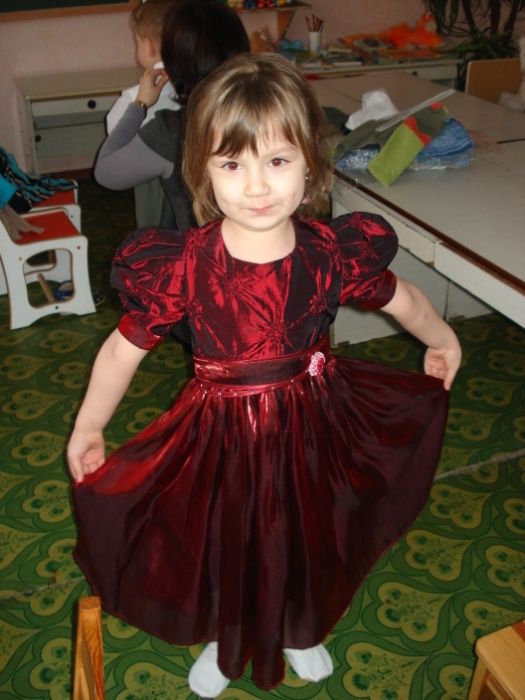 Платье на 4-5 лет, нарядное