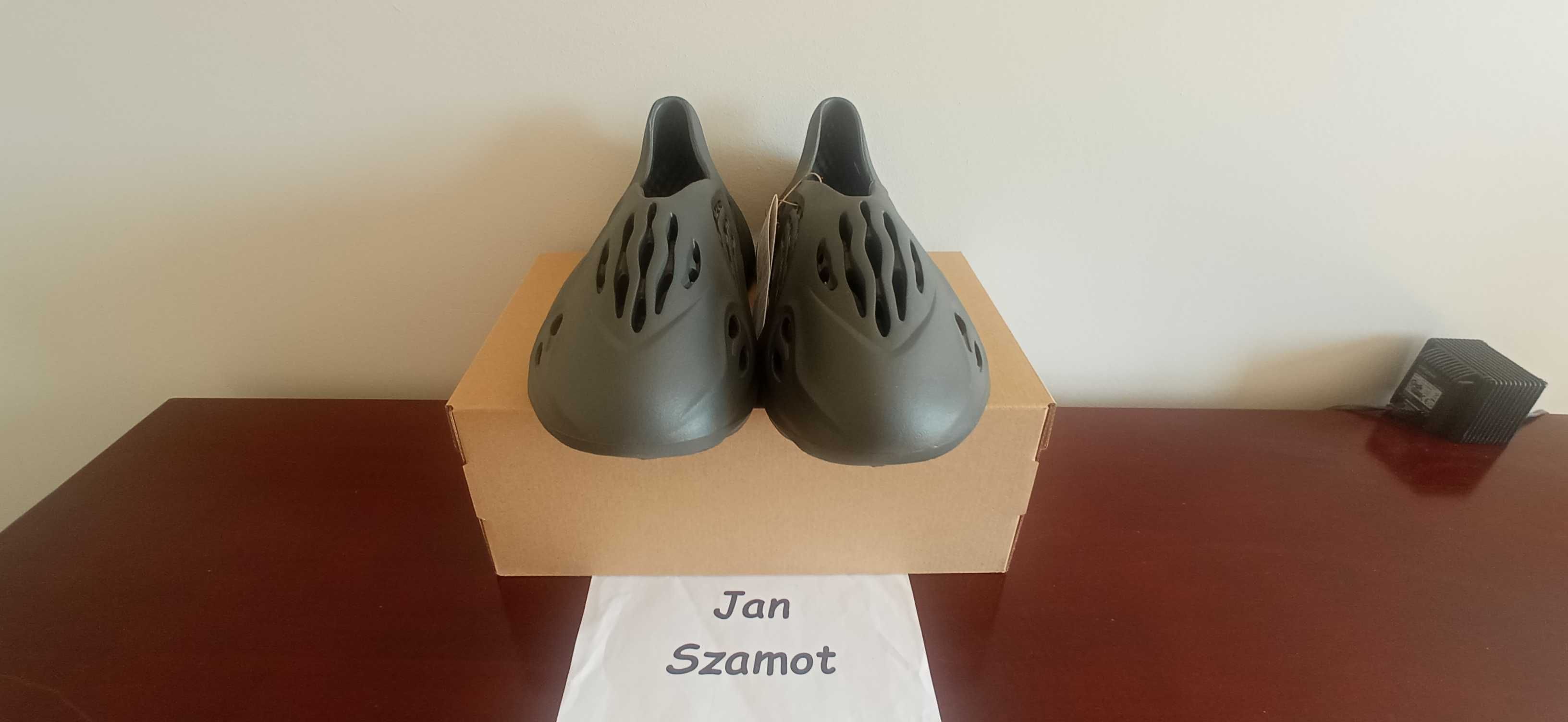 47 Buty Adidas Yeezy Foam Runner Carbon (YZY RNR)