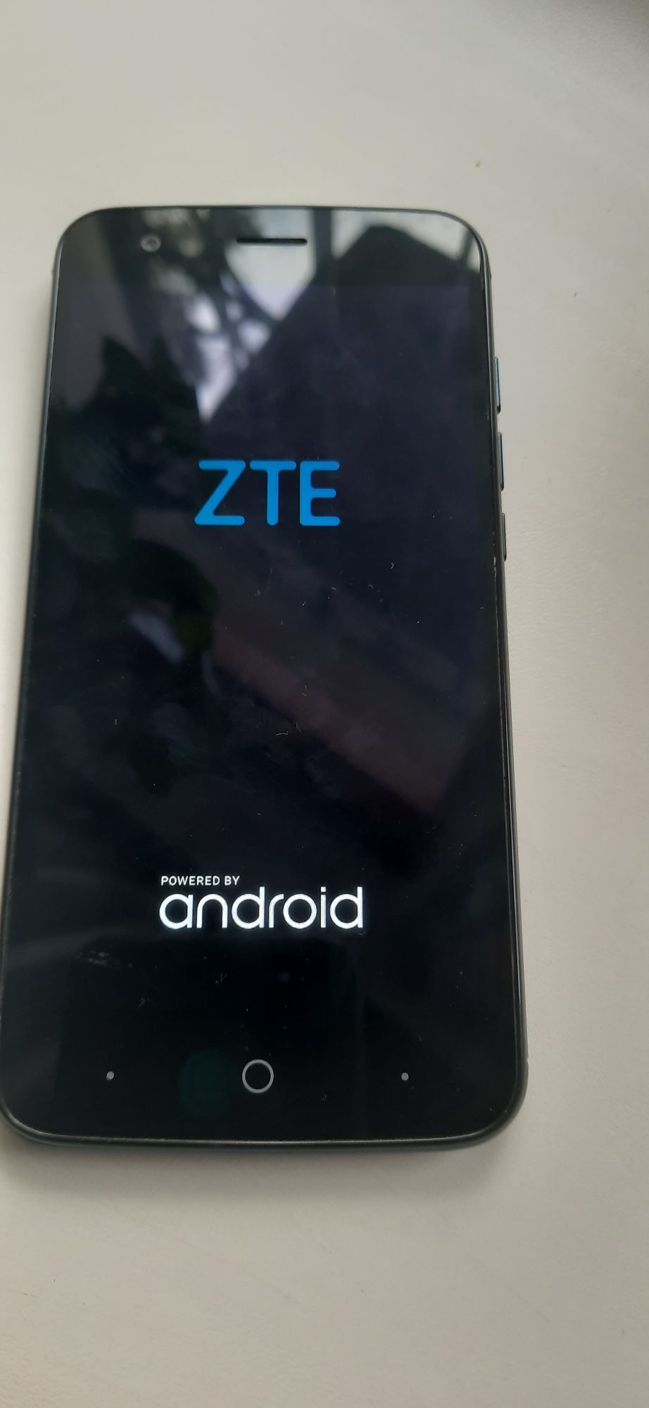 Продам смартфон  ZTE
Экран (5", IPS, 1280 x