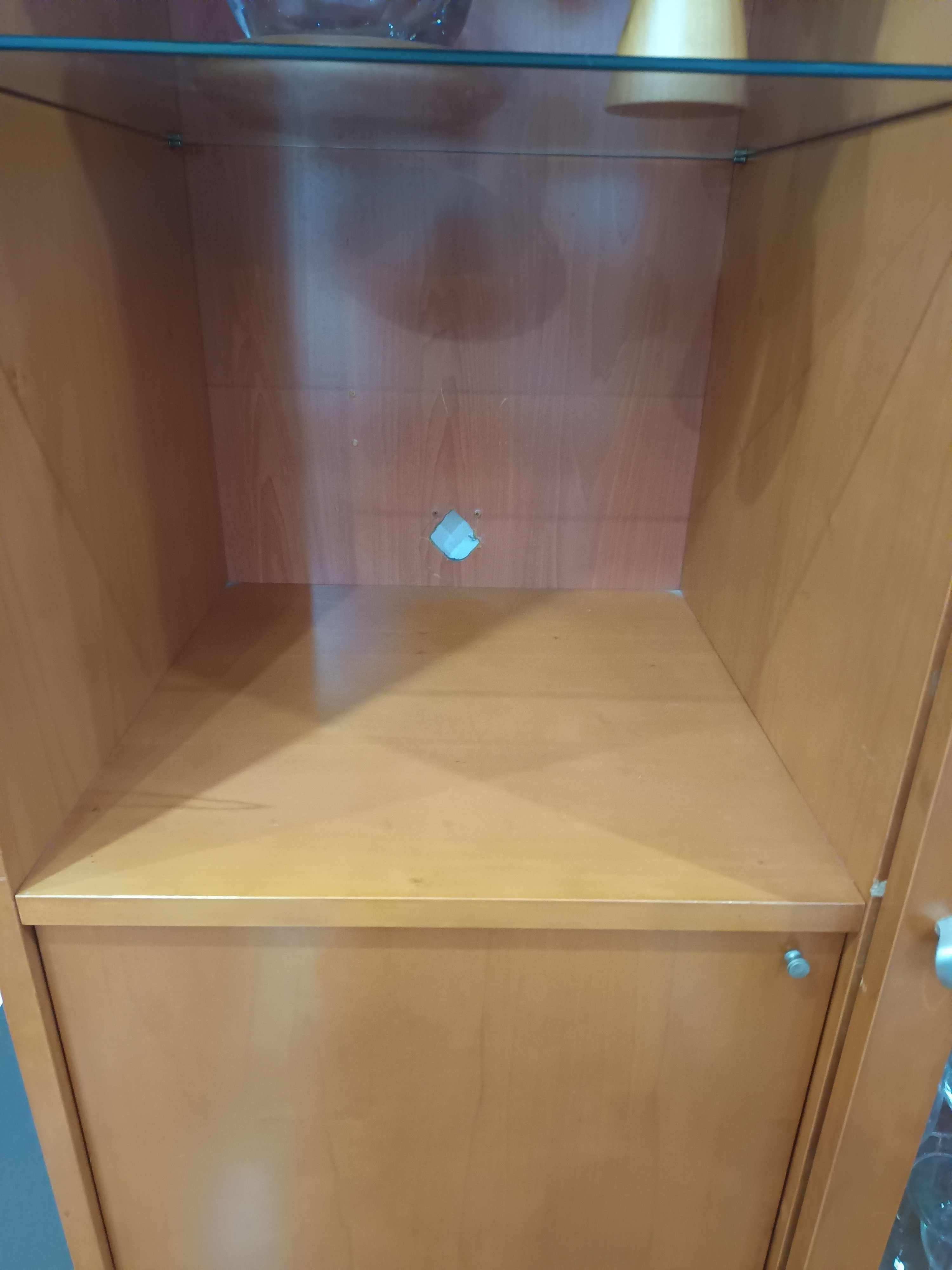 Louceiro e Vitrine em Cerejeira