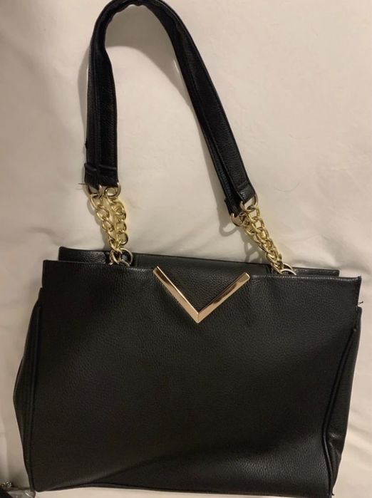 Bolsa preta e dourada