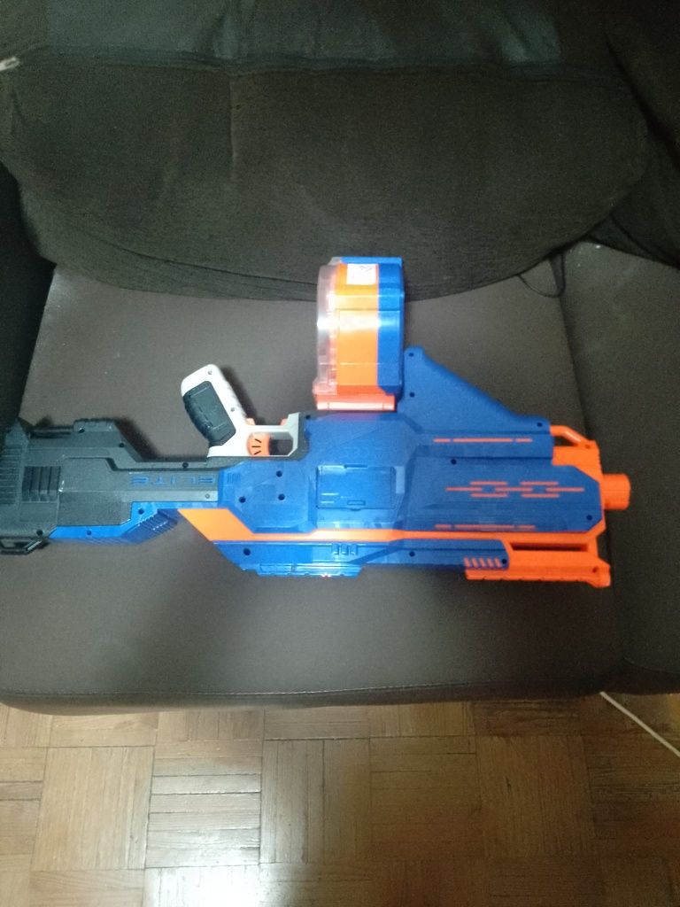 Vendo arma Nerfe com 10 balas de esponja