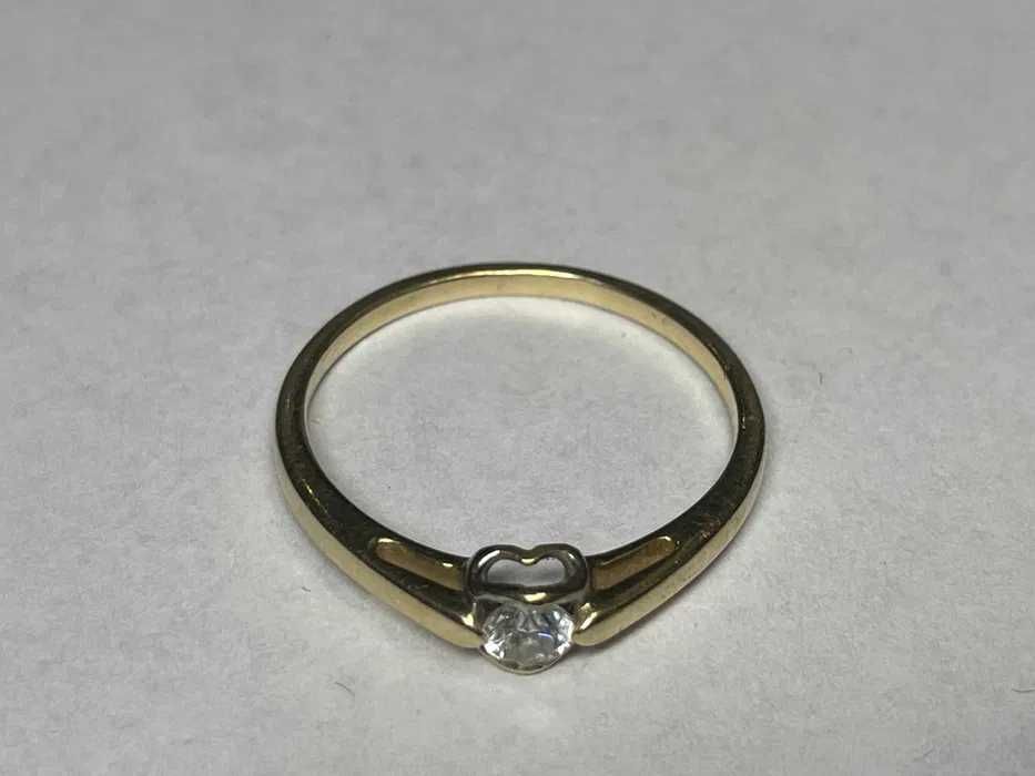 Złoty pierścionek zaręczynowy z diamentem 14kt 1,65 gran 0,15ct r.14