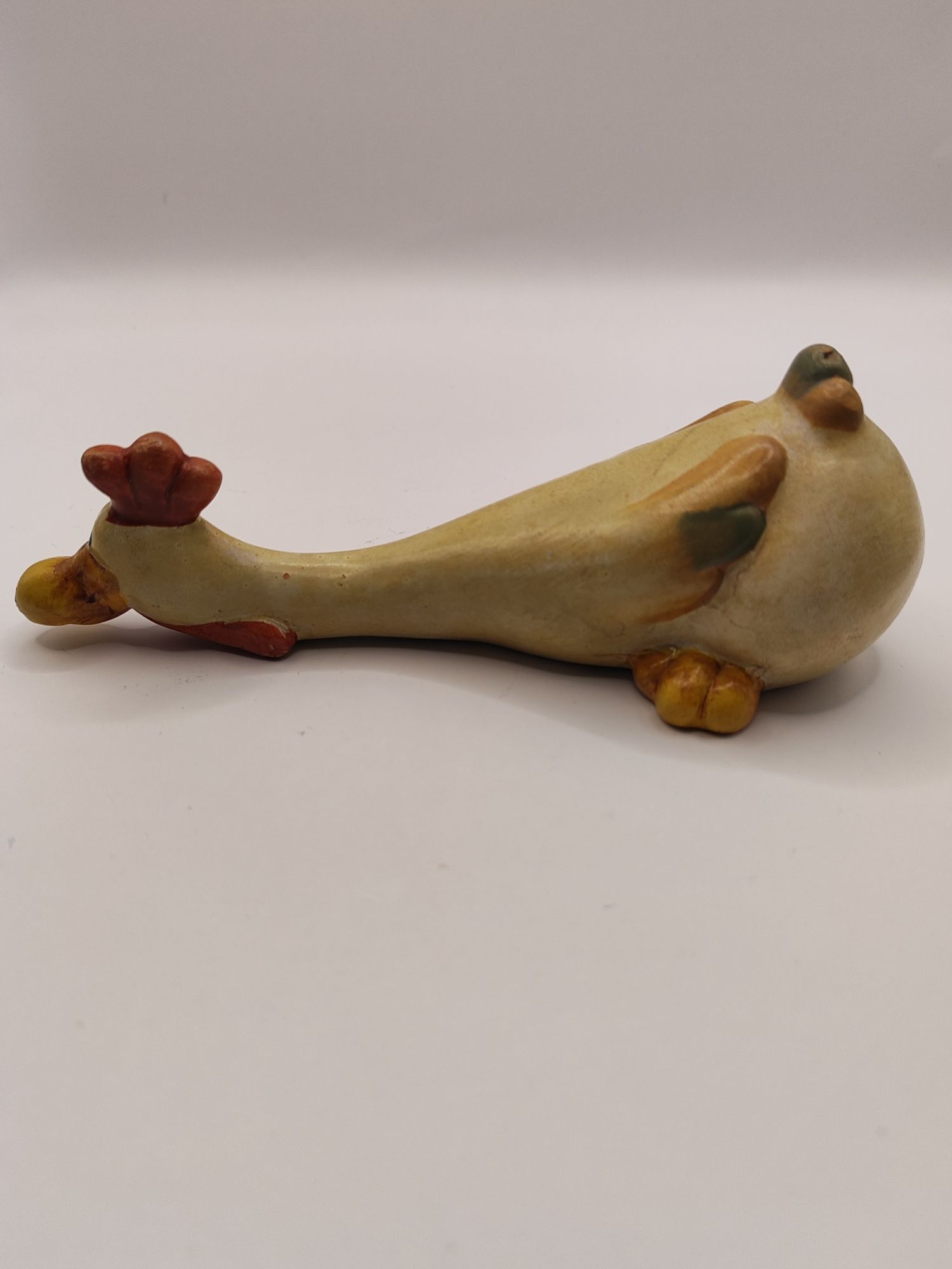 Ceramiczna figurka leżącego koguta
