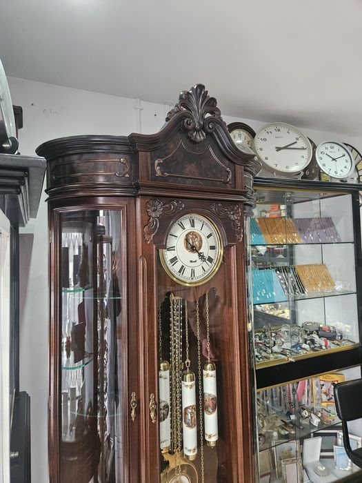 Relógio de sala  de caixa longa, pé alto com móvel