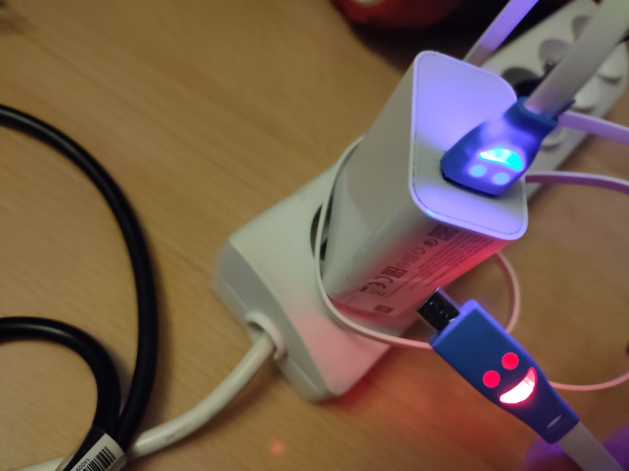 Kabel MicroUSB - USB ze świecącą buźką LED