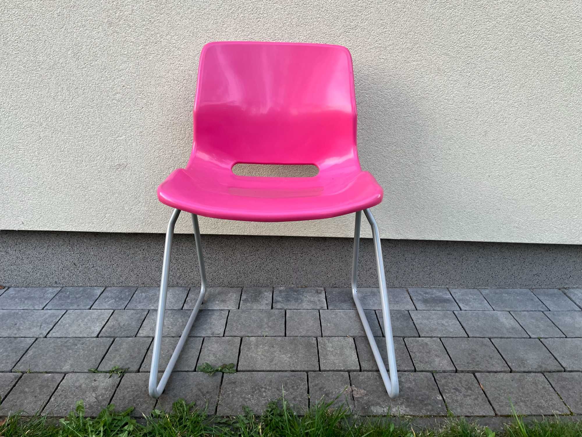 Krzesło z plastikowym, różowym siedziskiem