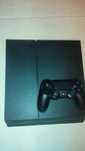 PS4 com um comando original e oferta de 4 jogos