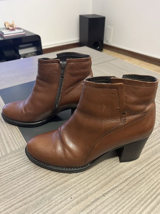 Botins castanhos em pele, com salto, tamanho 39