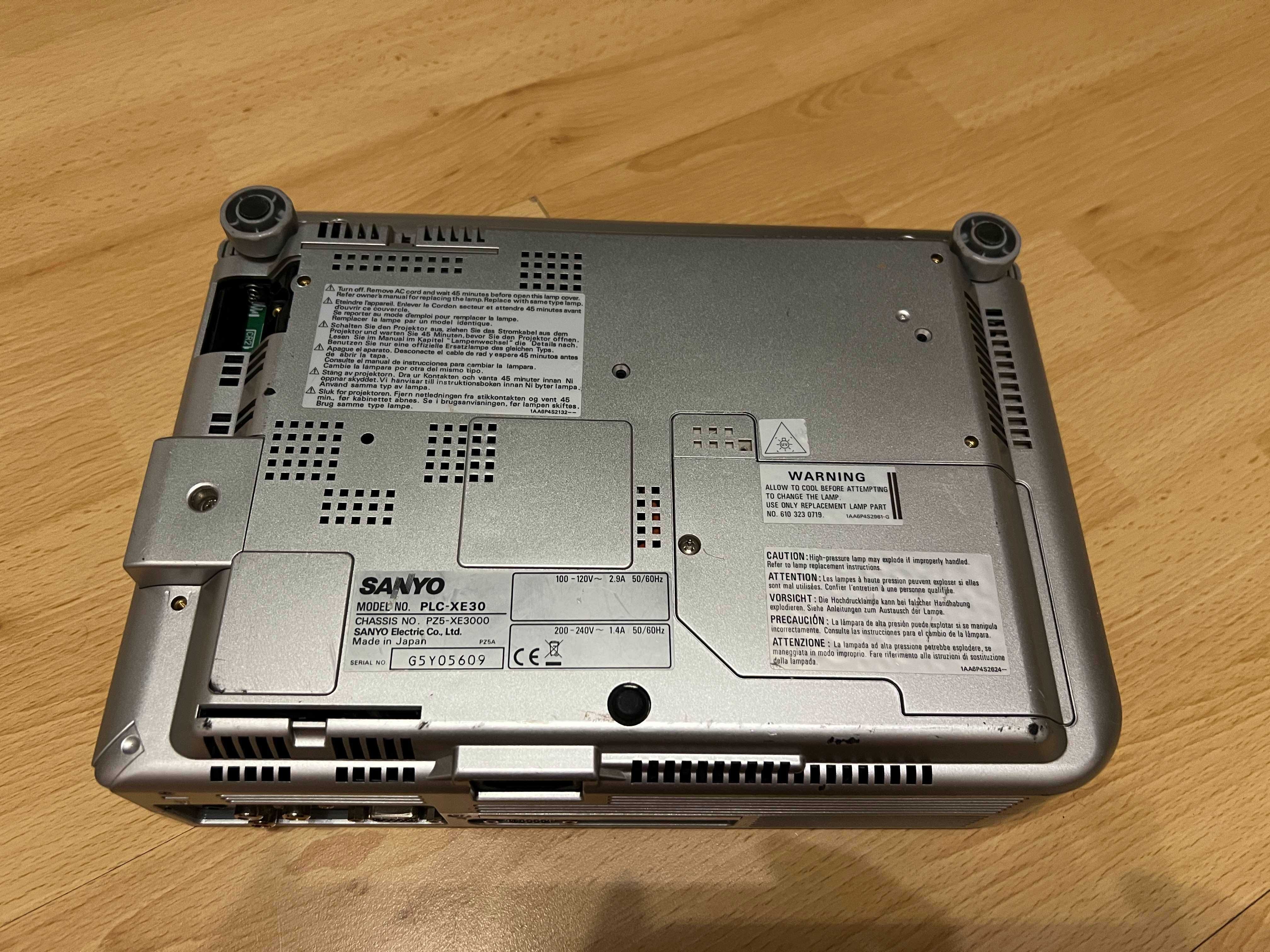Projektor Sanyo PLC-XE30, uszkodzony