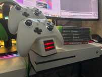Xbox One S + 2 pady + ładowarka Energizer + 6 gier
