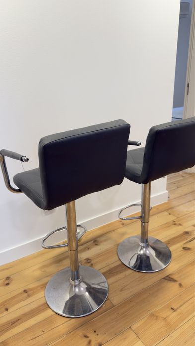 Cadeiras altas em pele cinza